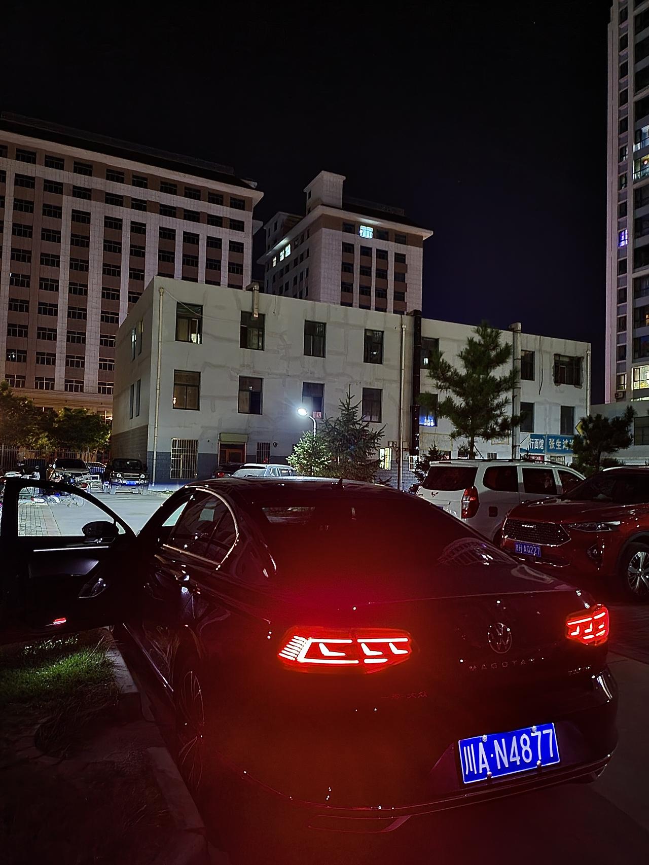 大众迈腾 兄弟们这个大灯怎么改啊 我看淘宝那种的一对2900  原厂的一对5.6k了 这大黄灯泡实在受不了了啊 还不亮