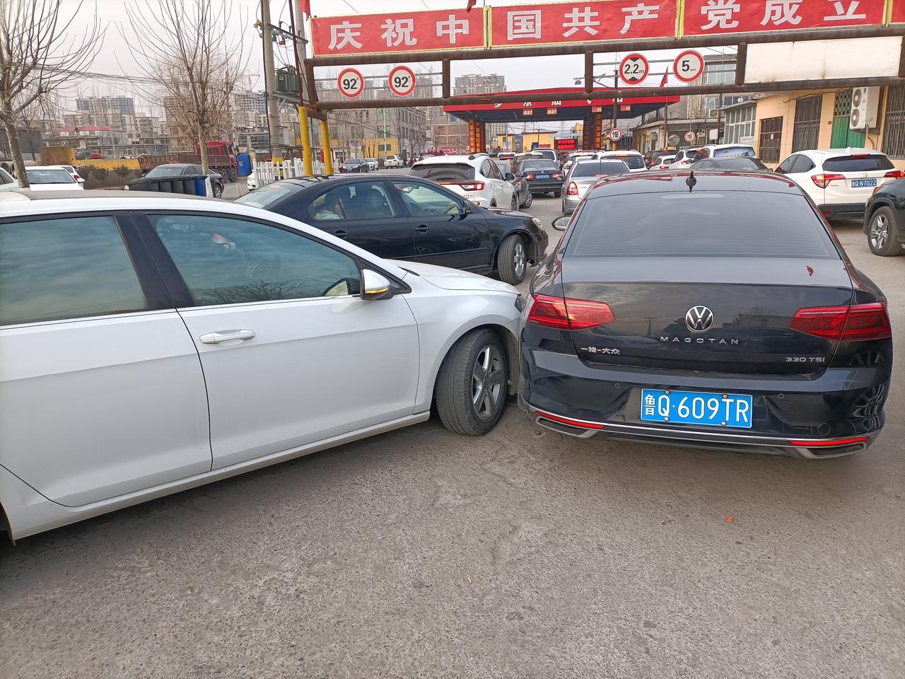 懂友，看看是谁的责任，黑色迈腾是我的，我报案，交警说不能私了只能拖车！交警说，没有在道路行驶都有责任！白车的司机说是我是