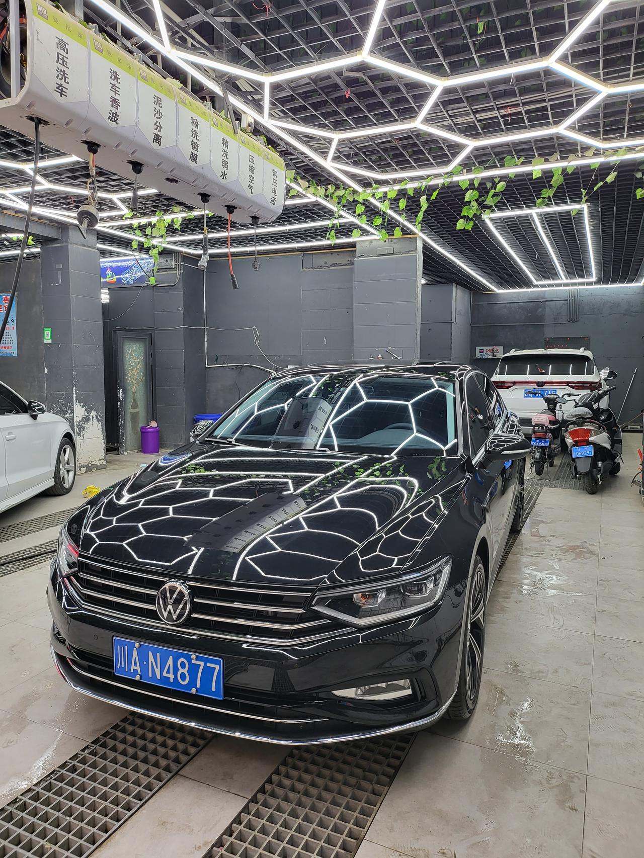 大众迈腾 兄弟们这个大灯怎么改啊 我看淘宝那种的一对2900  原厂的一对5.6k了 这大黄灯泡实在受不了了啊 还不亮