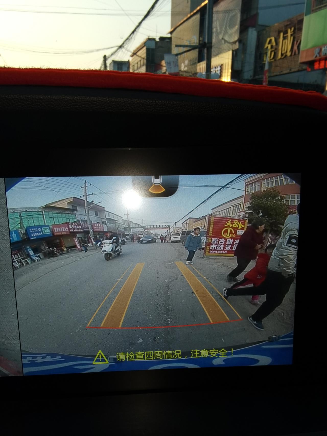 长安CS75 PLUS 这是什么情况？？以前都看不到车牌的，前面也没有下面的黑色？这个要怎么搞啊？