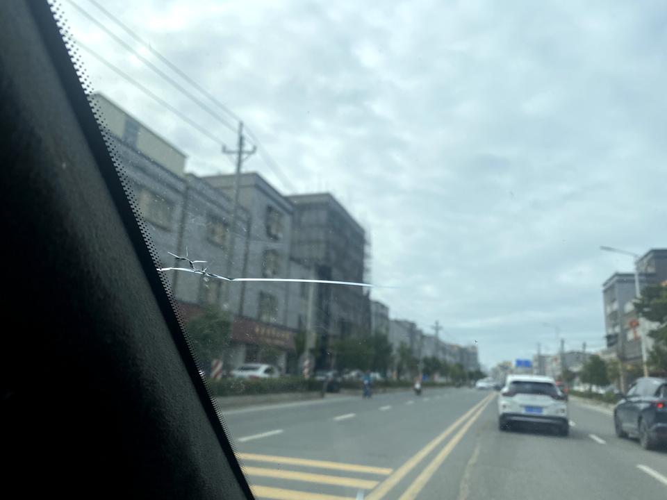 吉利星越L 前档玻璃高速石子蹦了，有必要走保险吗！！