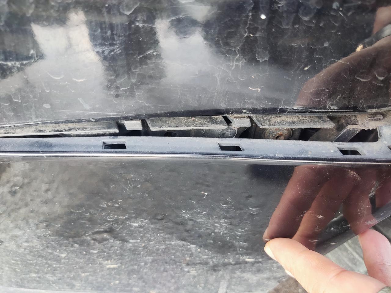大众迈腾 谁知道前保险杠这地方松动了的话，应该换什么件能省点钱？