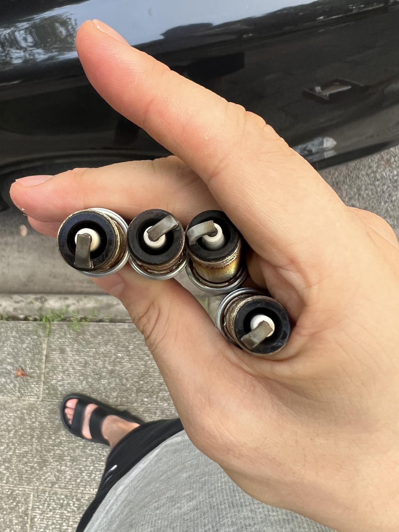 不懂看需不需要更换，刚换下来的火花塞，车型大众迈腾，哪位大神指点指点？？？感谢！！！
