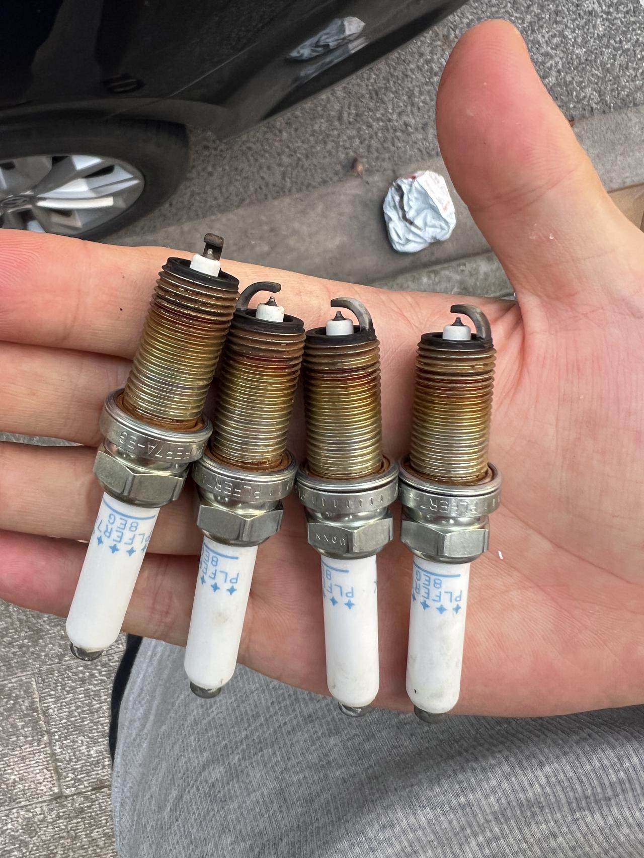 不懂看需不需要更换，刚换下来的火花塞，车型大众迈腾，哪位大神指点指点？？？感谢！！！