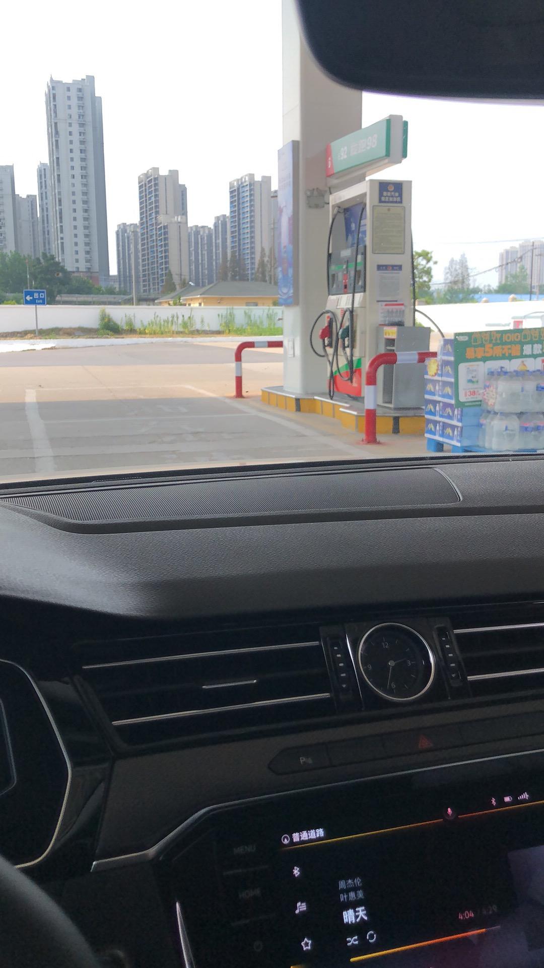 迈腾330豪华  油门有时候轻盈 有时候沉重怎么回事  有时候轻轻踩就很顺畅 有时候踩了很多速度也起不来 什么情况？