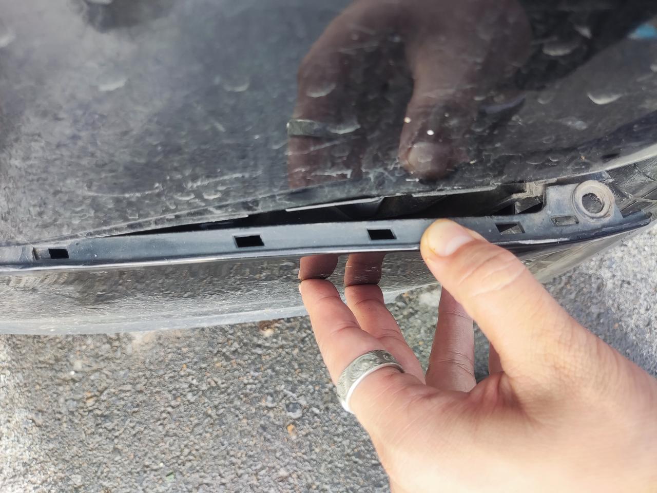 大众迈腾 谁知道前保险杠这地方松动了的话，应该换什么件能省点钱？