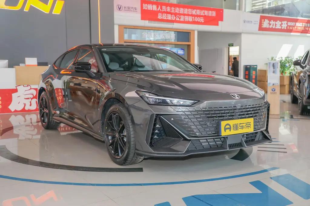长安UNI-V 就去一家4s店，尊贵版落地132000，6万免息，加上服务费135000砍了3000落地132000划算