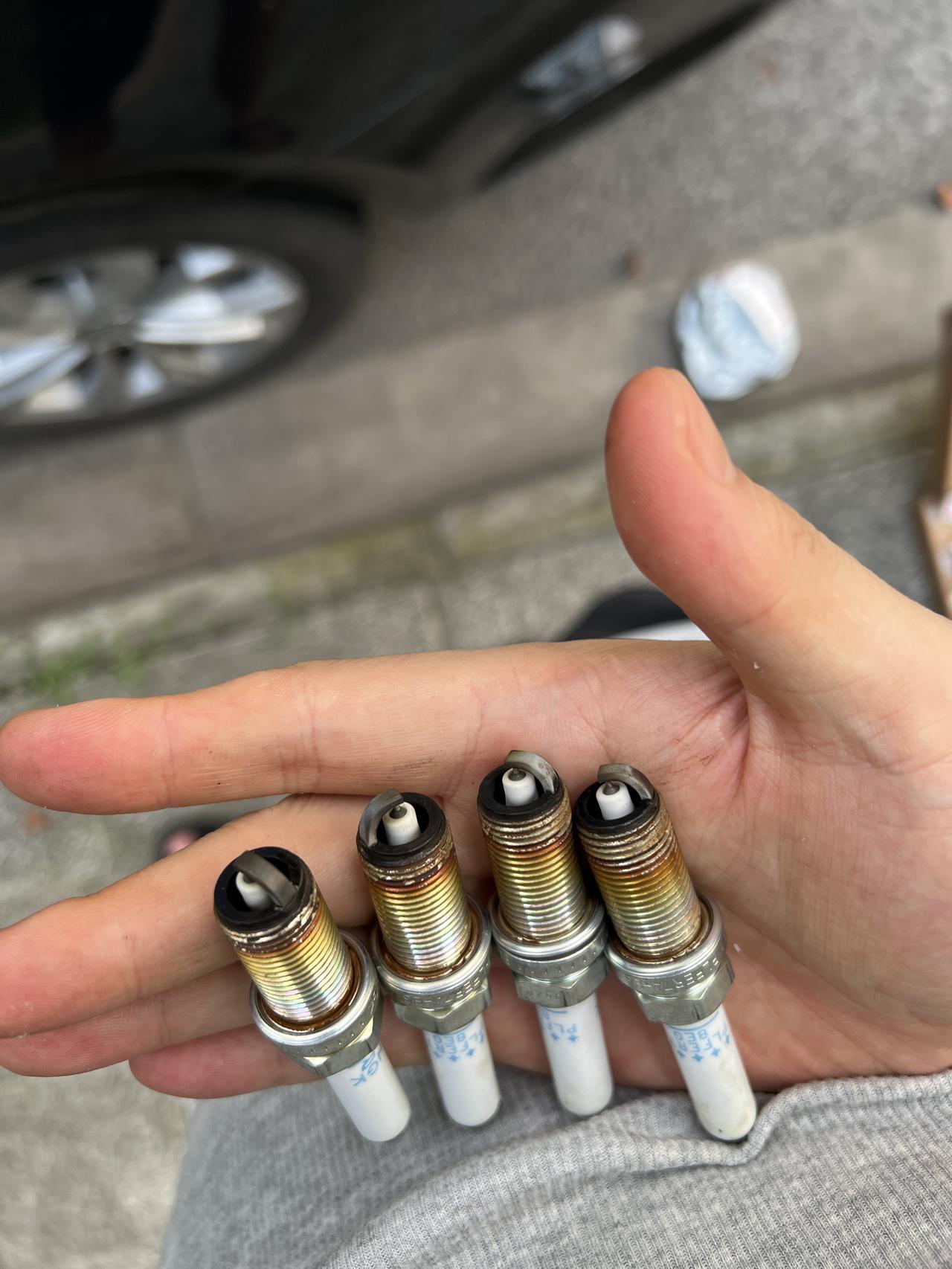 不懂看需不需要更换，刚换下来的火花塞，车型大众迈腾，哪位大神指点指点？？？感谢！！！