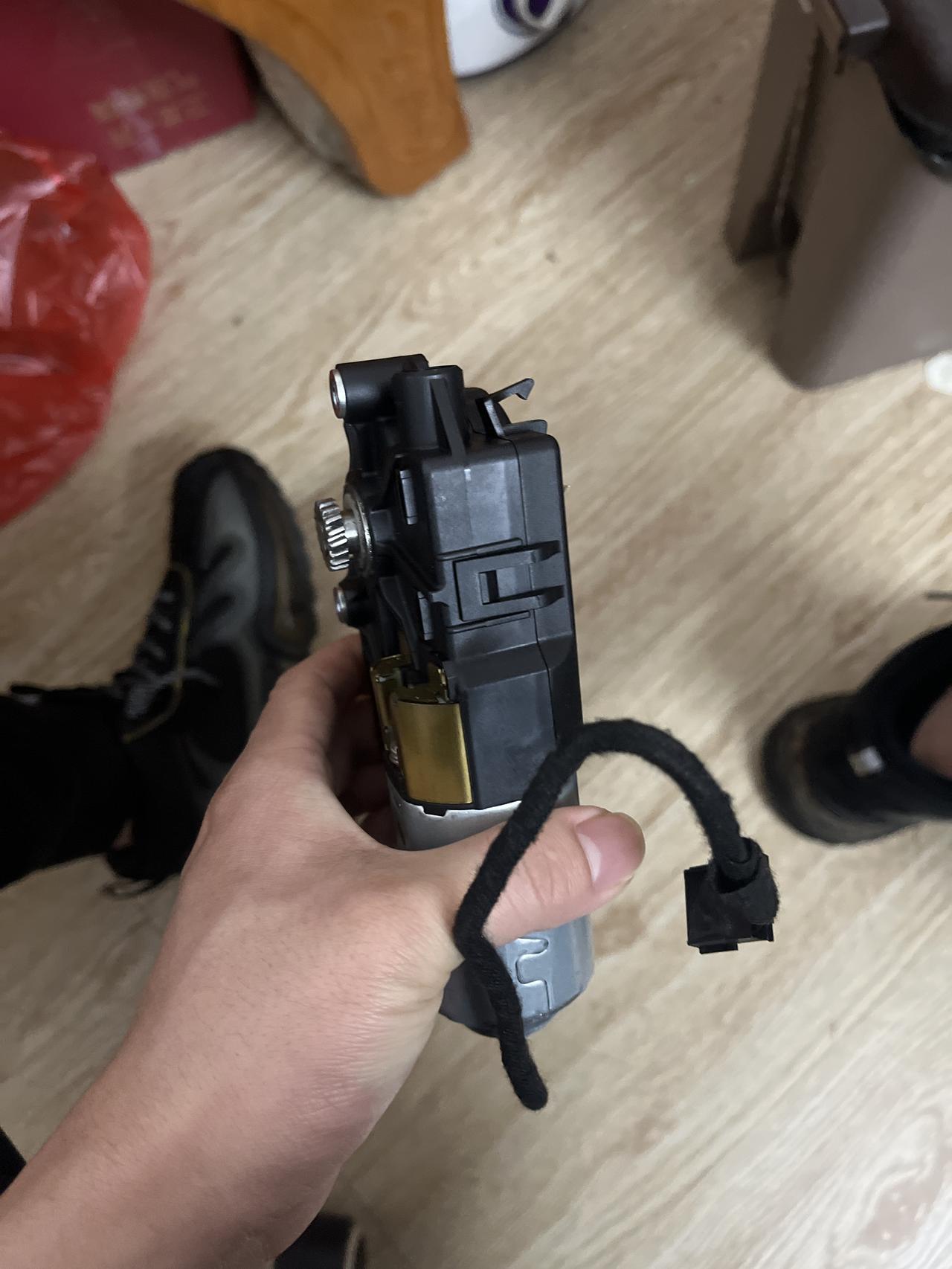 大众迈腾 各位大神谁知道这个天窗电机齿轮怎么拆下来！