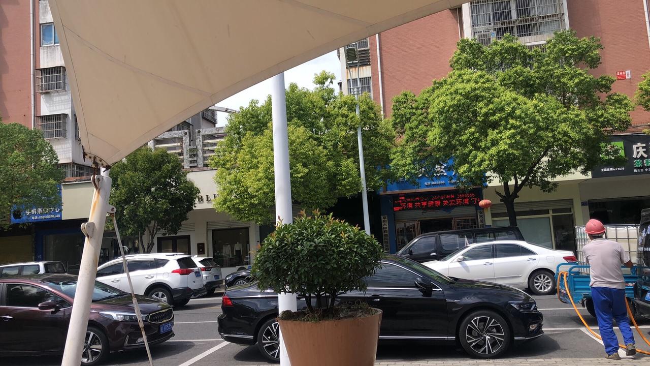 迈腾330豪华  油门有时候轻盈 有时候沉重怎么回事  有时候轻轻踩就很顺畅 有时候踩了很多速度也起不来 什么情况？