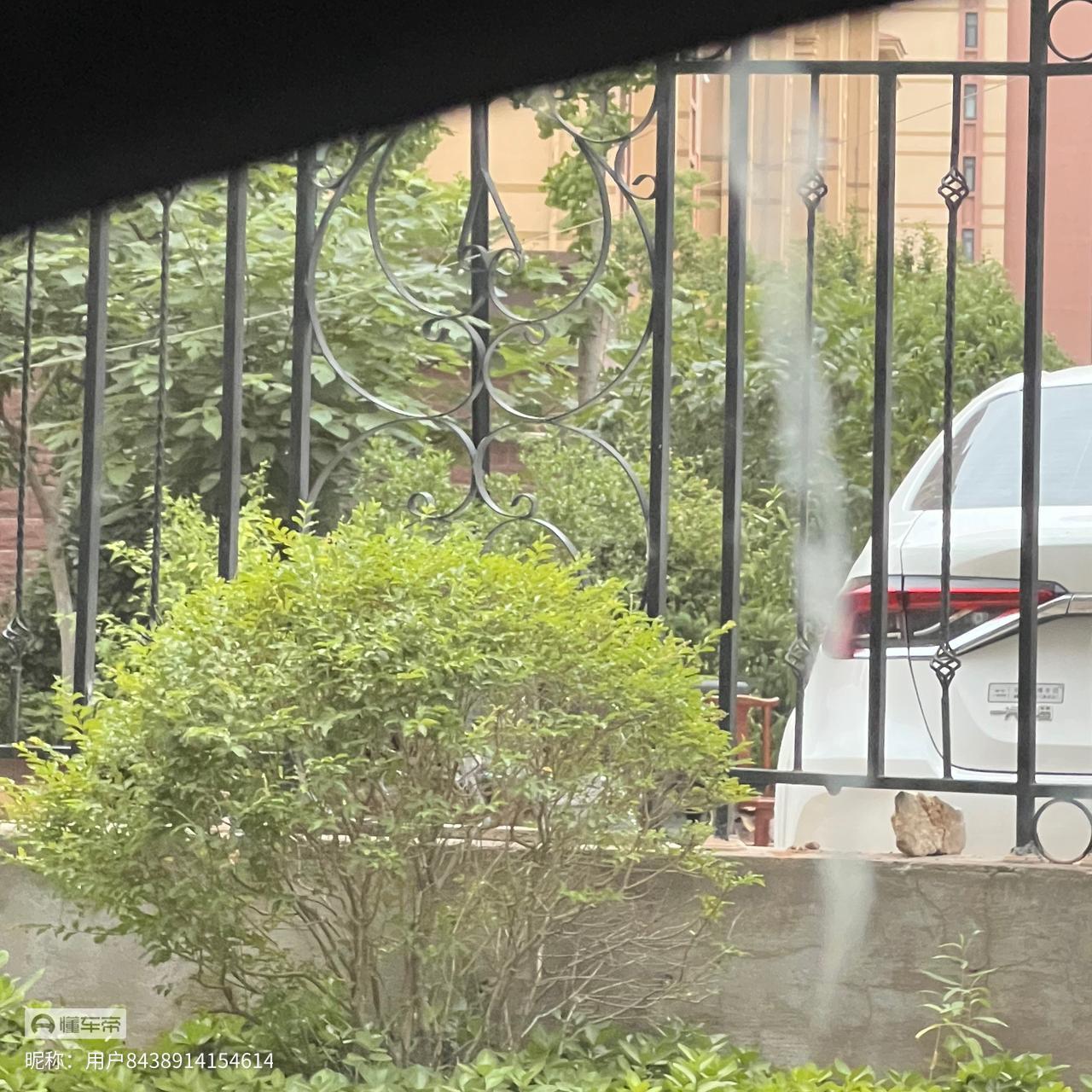 奔驰E级 请问玻璃上的是什么东西？