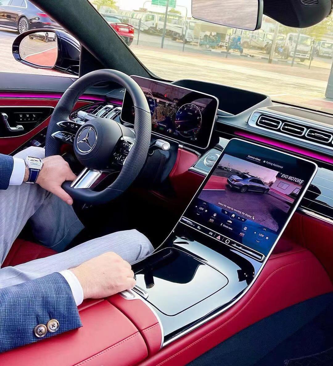 奔驰E级 有必要等2023年换代的奔驰e300吗？双连屏和中控大屏那个更香一点?到时换代后现款的会有优惠吗？想入手e30
