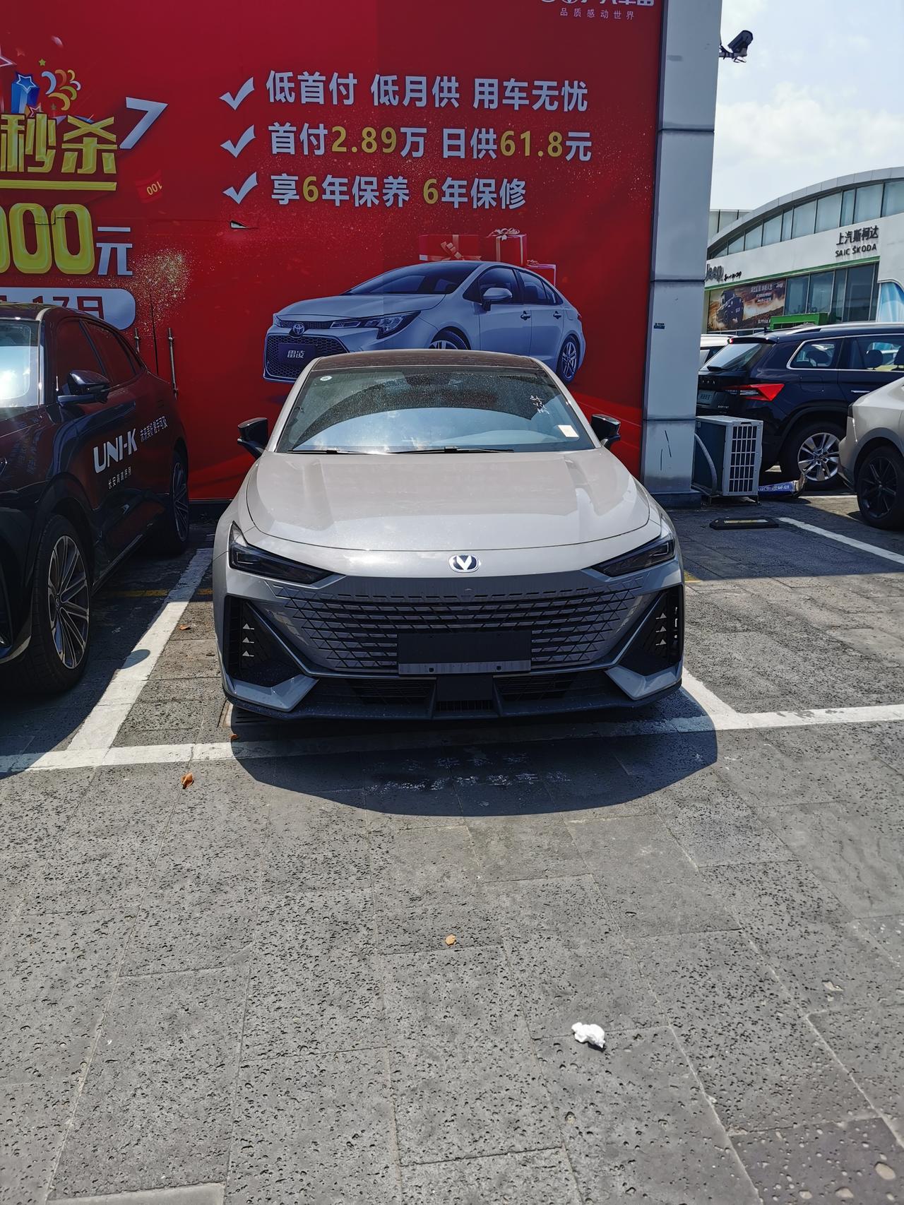 长安UNI-V 我想问一下车友圈的朋友们，你们的车在刚启动怠速的时候，脚踩住刹车你们有没有感觉车有自己在抖动呢？这样是正