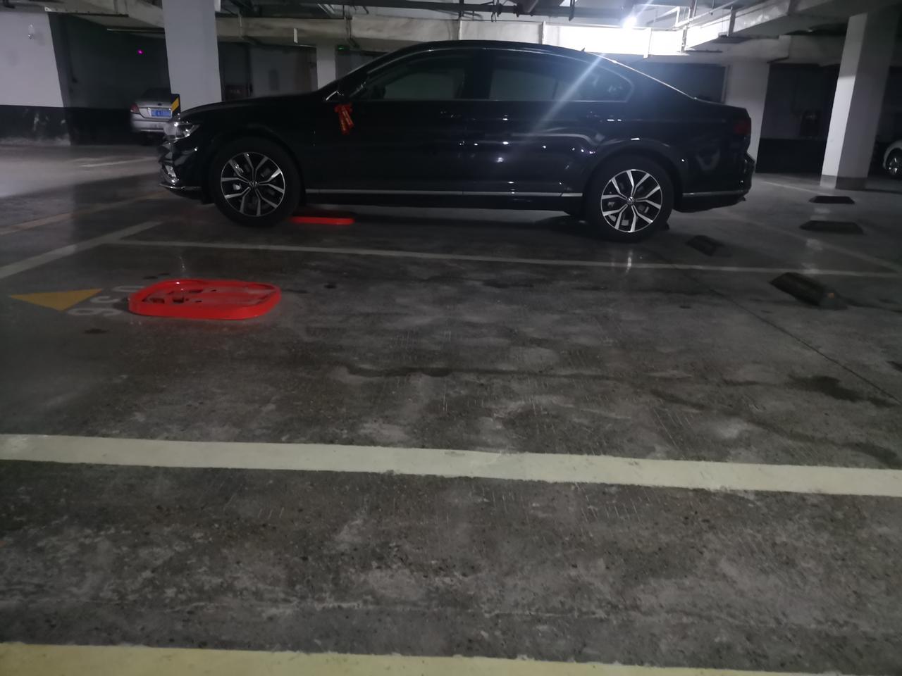 迈腾330领先刚提一周，停车到车库2-3小时了还在散热，机盖也是温温的，正常么？？？隔壁车晚停我一小时都冰冷的了，不懂，