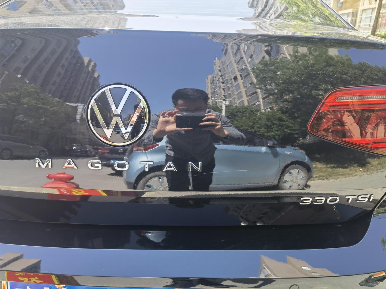 大众迈腾 各位兄弟，刚买的新车，不知道被谁给划了，请问大家这种怎么修复？然后我记得买车的时候有划痕险，这个划痕可以使用吗