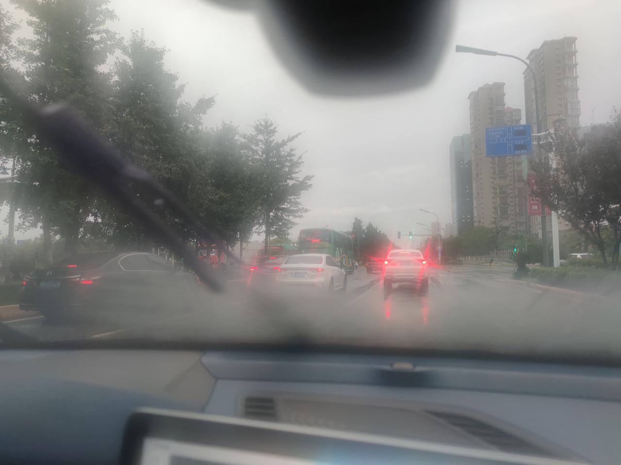 吉利星瑞 夏天开空调前挡风玻璃下方总是有雾气。后来发现是前除霜一直关不掉，吹玻璃的那个出风口总是会有风吹出来，车友们。这