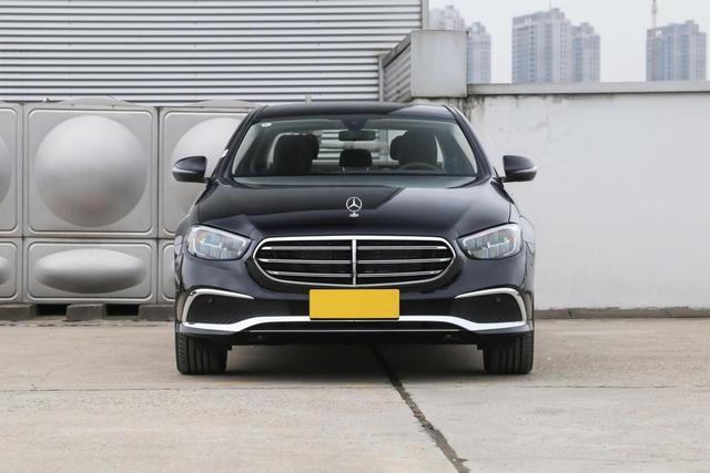 奔驰E级 2022款e300L豪华版的带不带自动驾驶智能辅助功能？请指教