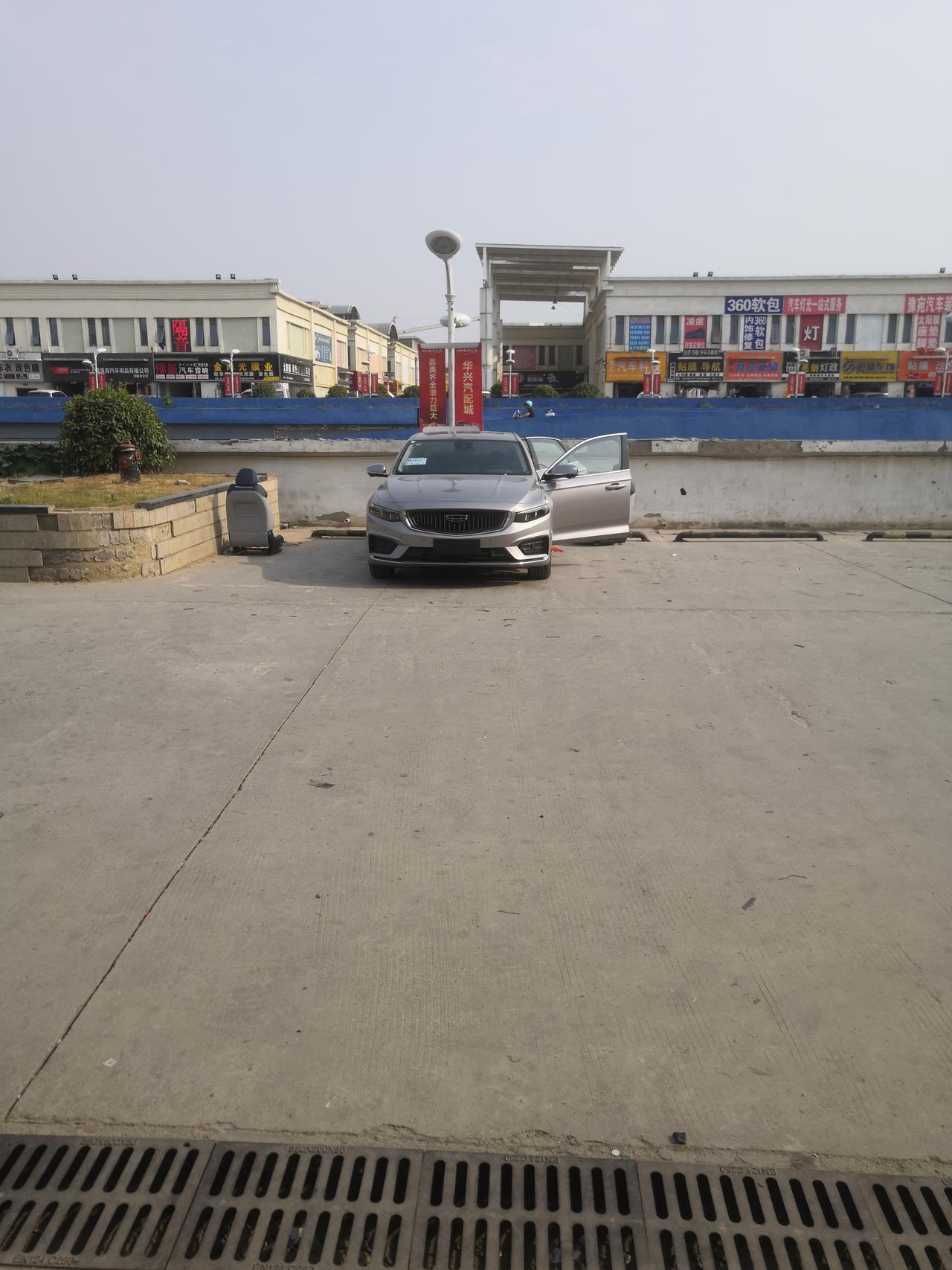 亲亲们，你们的星瑞都装的什么坐垫啊，今天来市场看一天挑花眼了都。亲们晒晒你们的坐垫给我个参考吧