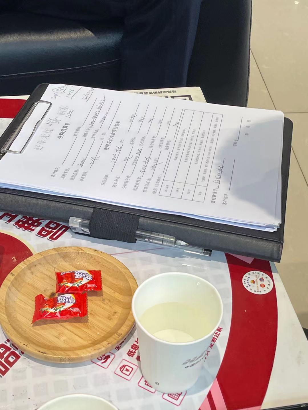 哈弗H6 哈弗二代高功率冠军版的，销售给报价，裸车优惠1.5，12.1优惠到10.6，贷款6万免息，保险5000，我感觉