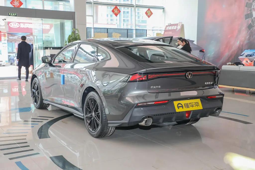 长安UNI-V 就去一家4s店，尊贵版落地132000，6万免息，加上服务费135000砍了3000落地132000划算