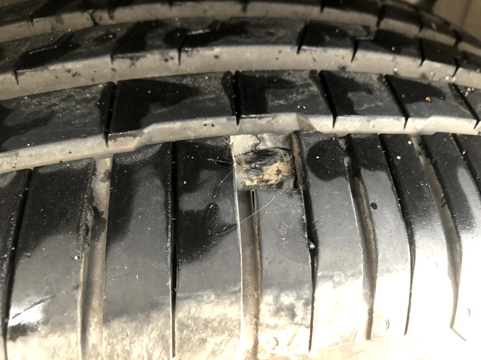 哈弗H6 2021款H6，没有比较懂的大哥帮我看看，这个胎需不需要换，不漏气，不鼓包，轮胎店说可钢丝漏出来了，要换胎，补