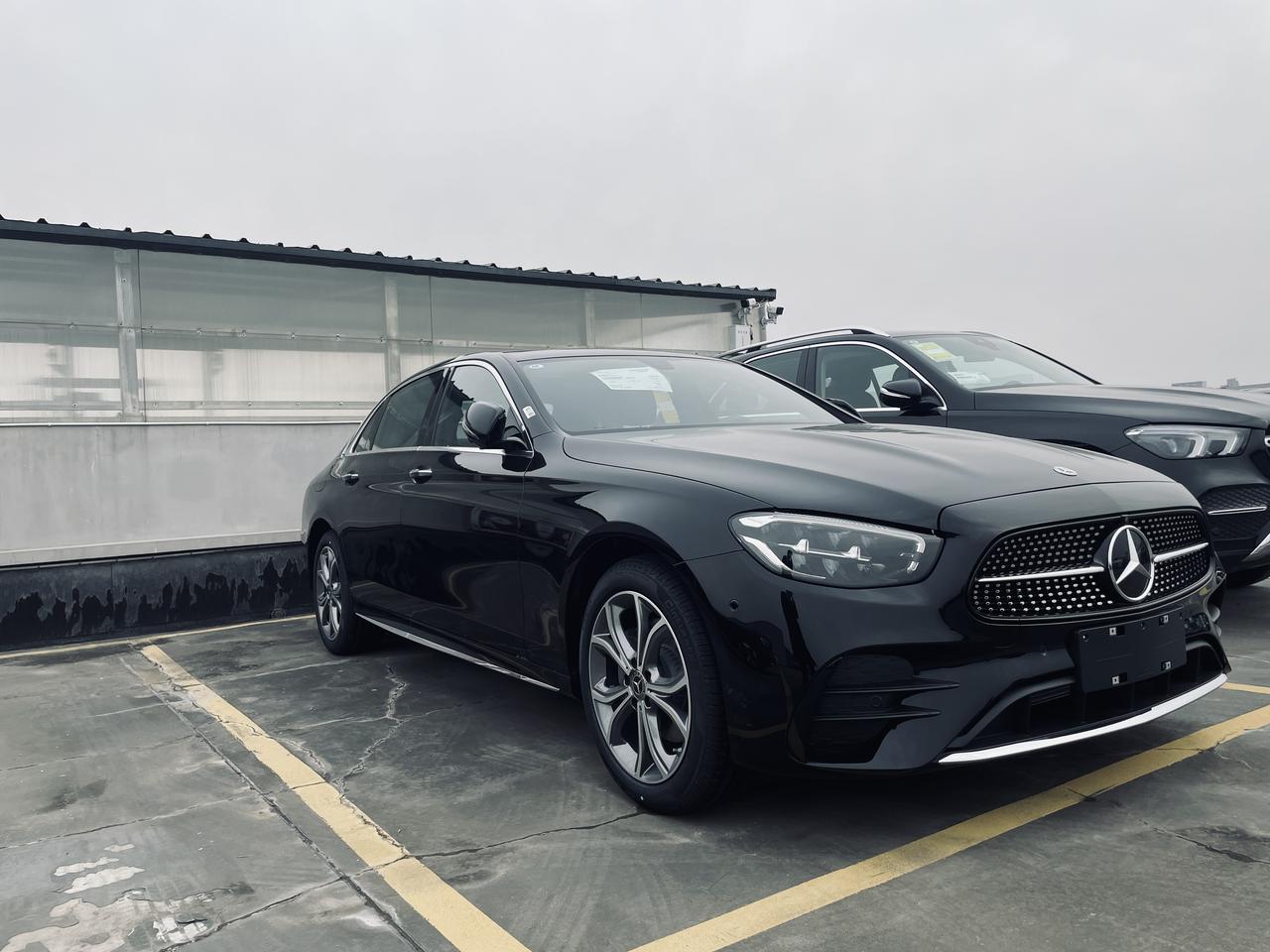 奔驰E级 今天去看车2022 E300 豪华款打开车门一看本来是桃木的材质 中控出风口一块还有侧面的音响哪一块是银色的.
