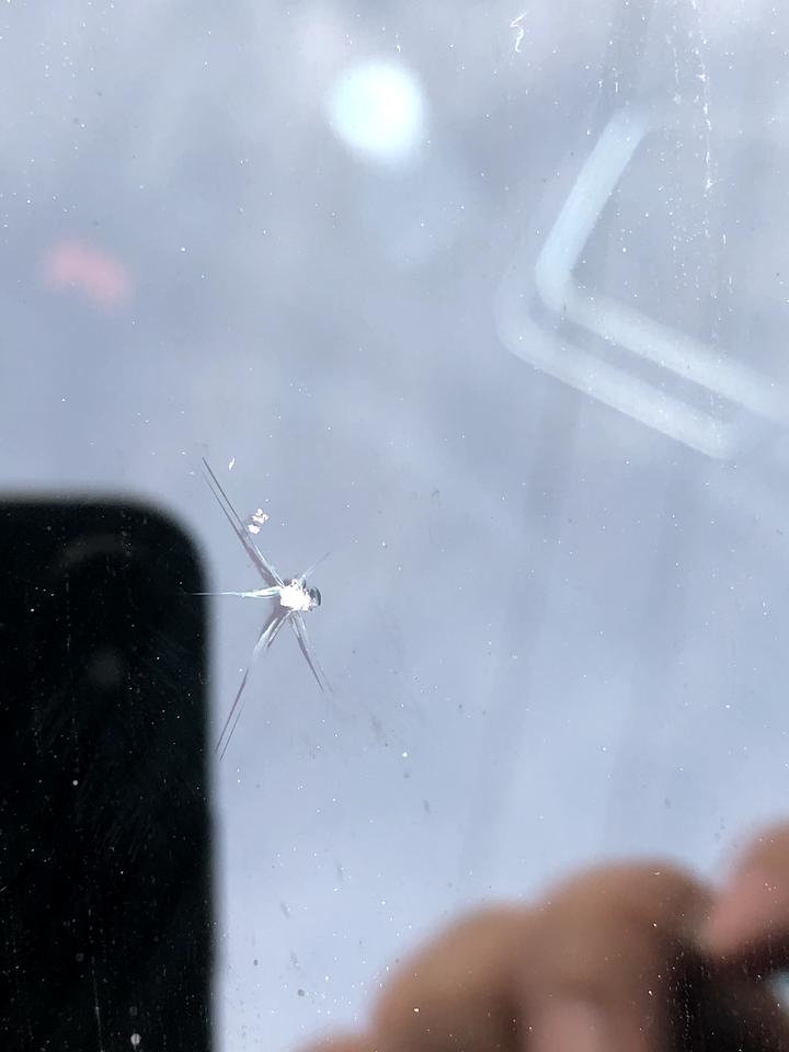 大众迈腾 前挡玻璃两处，兄弟们支个招。前天夜里一个人在高速行驶时被前方右侧的大货车飞来的石子打了两次，每次好几个石子。今