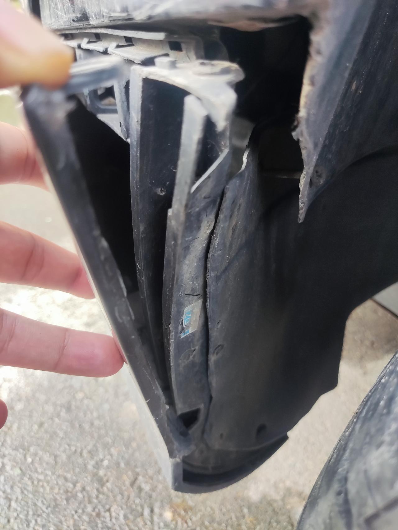 大众迈腾 谁知道前保险杠这地方松动了的话，应该换什么件能省点钱？
