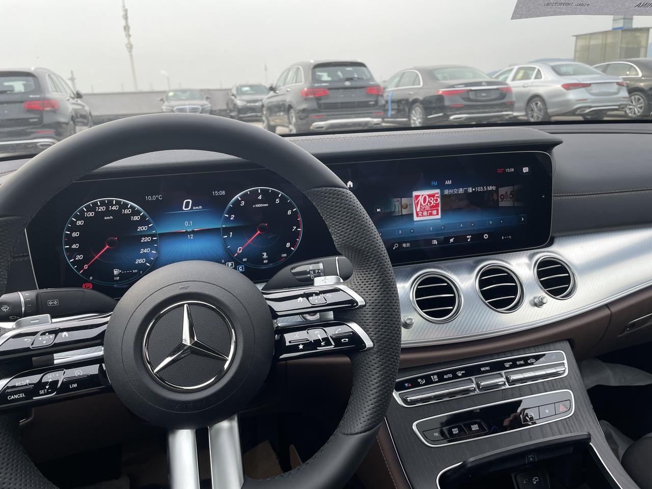 奔驰E级 今天去看车2022 E300 豪华款打开车门一看本来是桃木的材质 中控出风口一块还有侧面的音响哪一块是银色的.