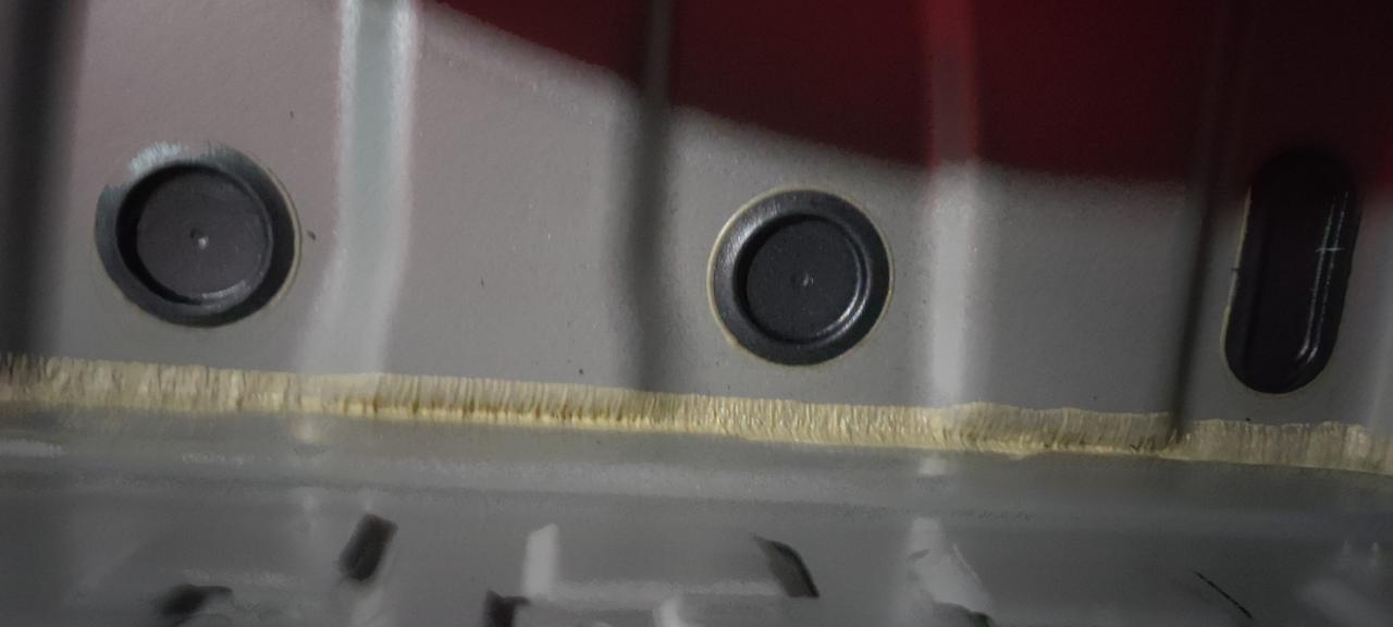 吉利星越L 想问下买了的车友们后备箱拉开放备胎那格白车拐角身上面有胶是正常的吗？