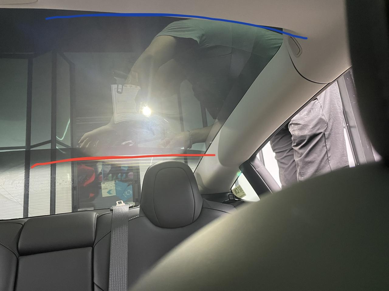 特斯拉Model 3 各位车友问一下后风挡膜都是贴一半吗？实际贴到了红线位置，应该贴蓝色线吗？
