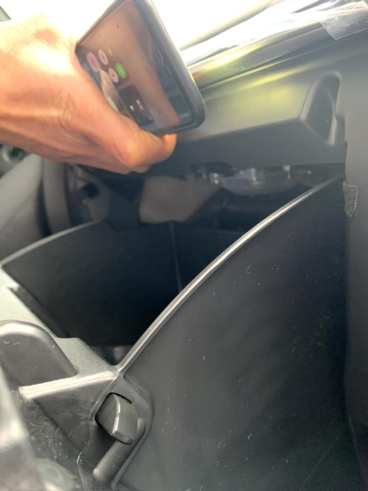 马自达CX-4 探索提车 发现中控台和副驾前台都有撬过的痕迹，叫来经理说是原厂在低配上后期加装的，正常吗？