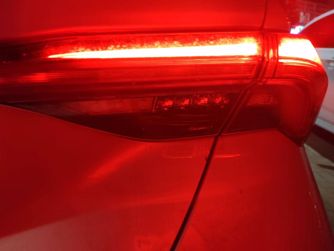 2.0的亚洲龙是一个倒车灯和一个后雾灯吗