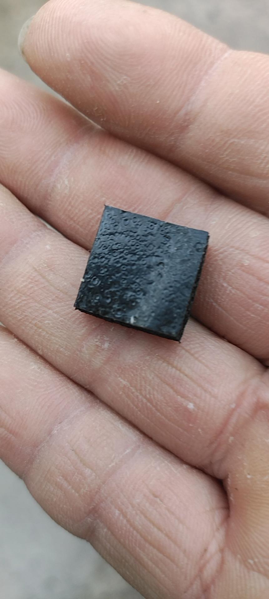 长安CS55 PLUS 今天自己在家洗车 在后尾翼上面的缝隙中 水枪冲洗出了两个垫子