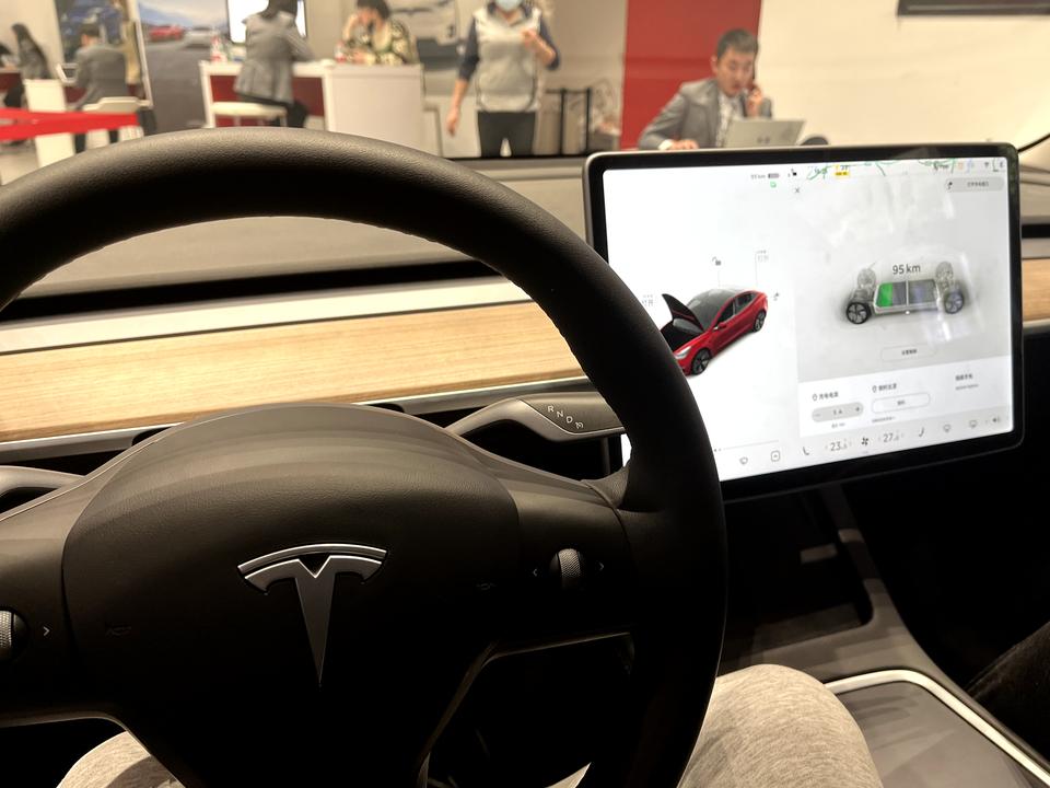 特斯拉Model 3 深圳地区 第一辆车 考虑电车，因为搞不到粤b ,考虑modle3 (还有没有其他的推荐)今天去试驾