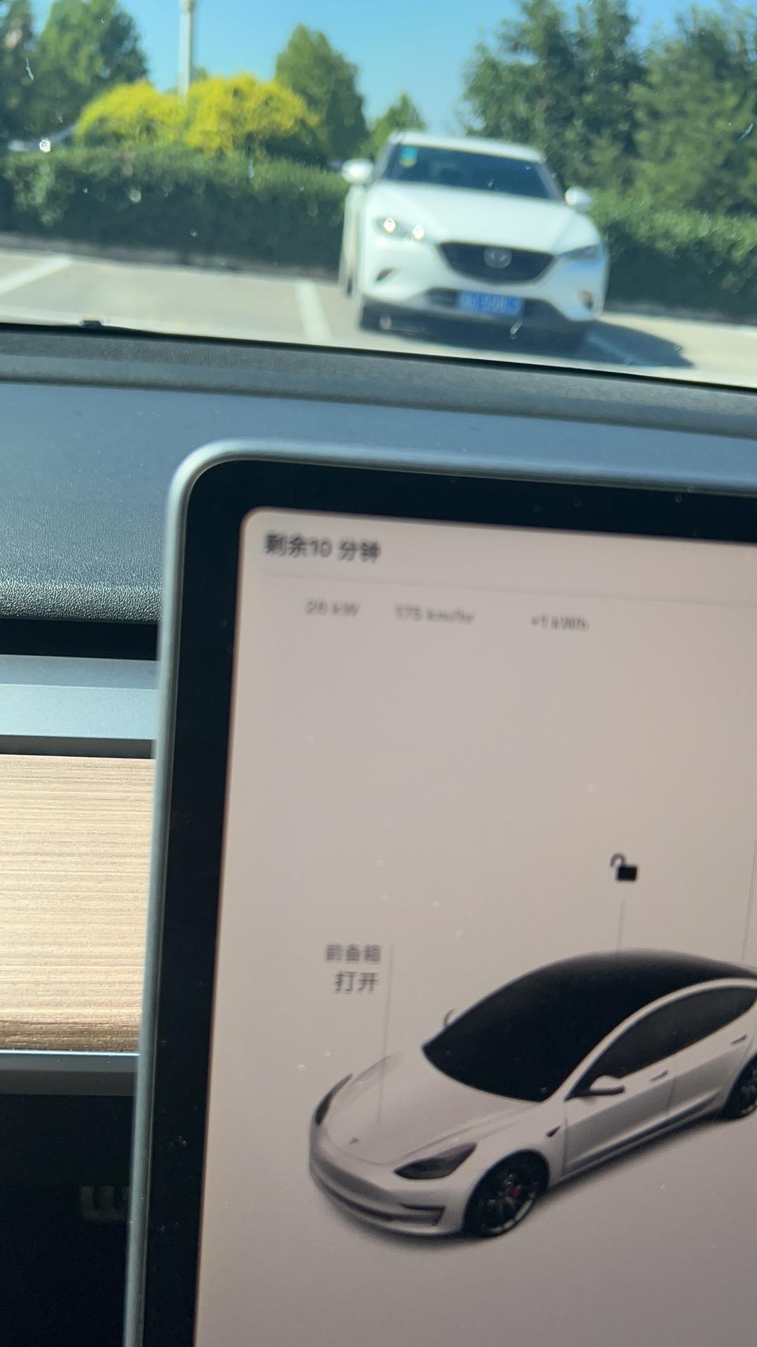 特斯拉Model 3 我发现毛豆3的喇叭非常狗，这完全就是反人类设计啊。按喇叭的时候只能按上半部分。按下半部分按到底都没