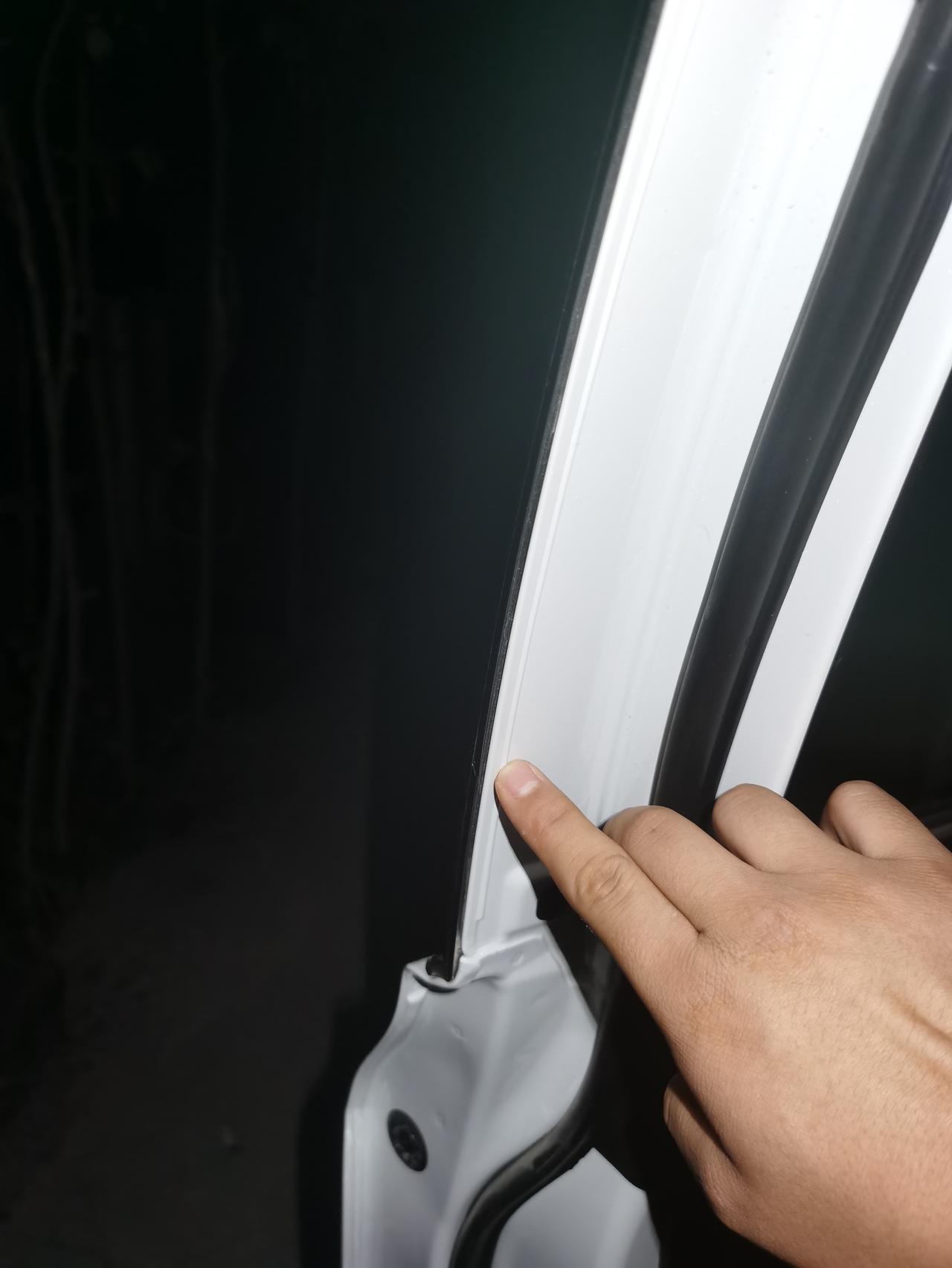 丰田亚洲龙 各位老铁，进来看一下，有这样的事情问题大不大？会不会影响密封性？下雨的时候会不会漏水？