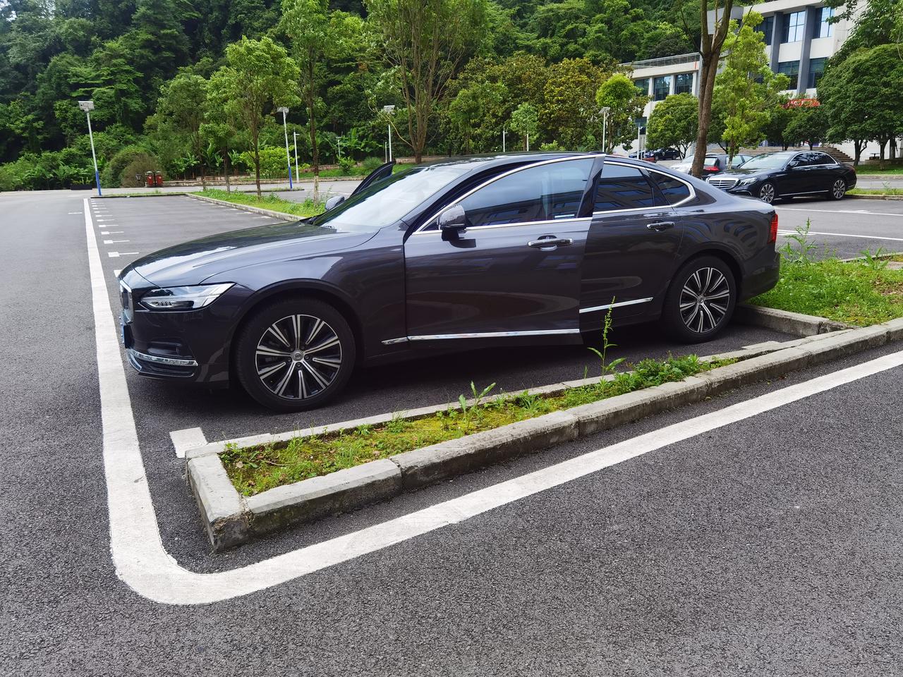 沃尔沃S90 提车9个月，总体比较满意，就是低速换挡拖拽感让人难受，听说刷新软件可以有效解决。有刷过的车主可以分享一下吗