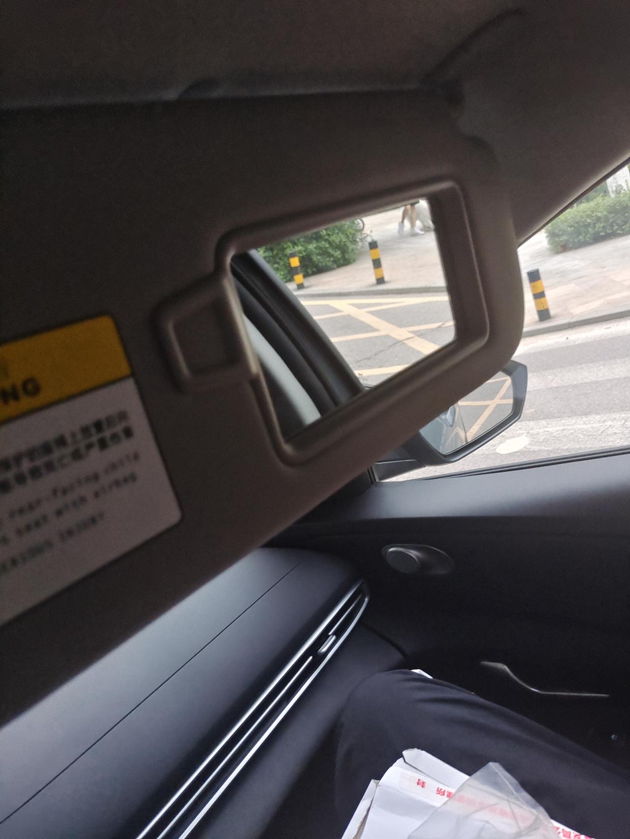 兄弟们，伊兰特副驾遮阳板镜子那没有拉的那个东西嘛，还是只有我自己没有?