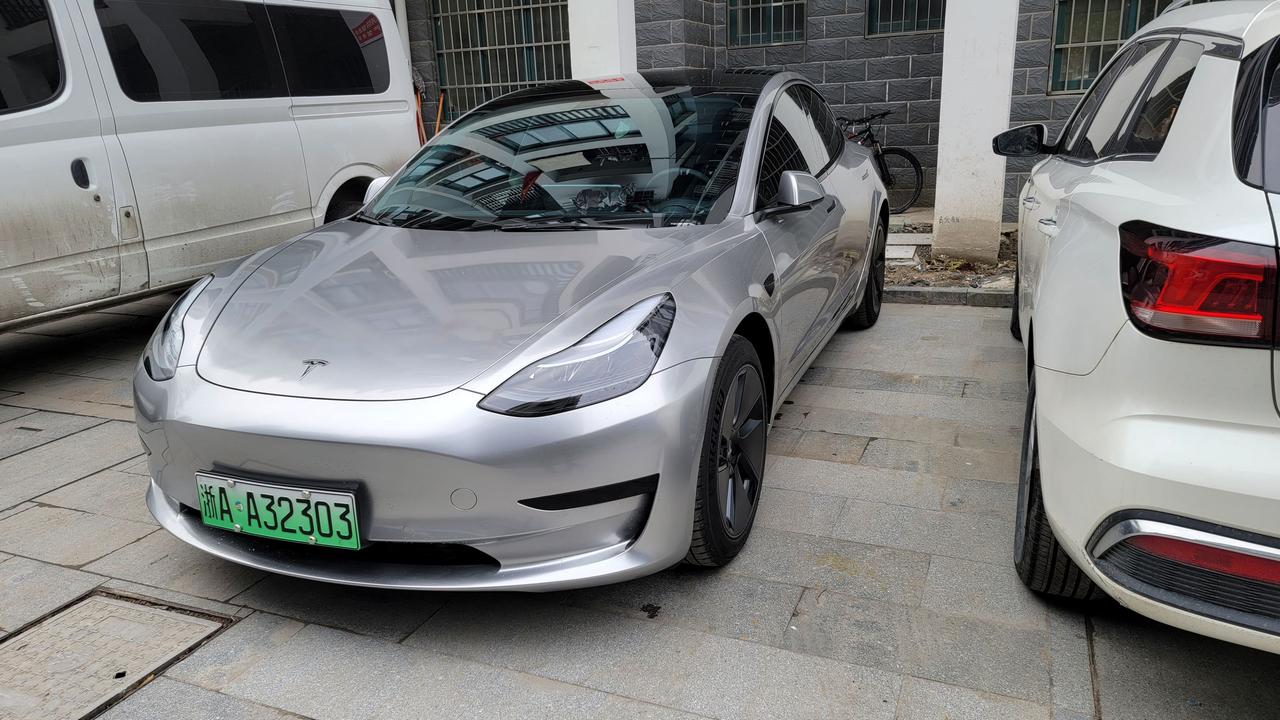 特斯拉Model 3 朋友们,想问下,这种配色叫啥啊?是原厂自带的吗 特斯拉Model 3 朋友们,想问下,这种配色叫啥啊?是原厂自带的吗