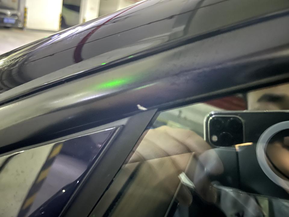特斯拉Model 3 OTA 升级的时候开了车门，进车要关门的时候没想到之前玻璃没有降下来导致玻璃和a柱下的金属条磕碰掉