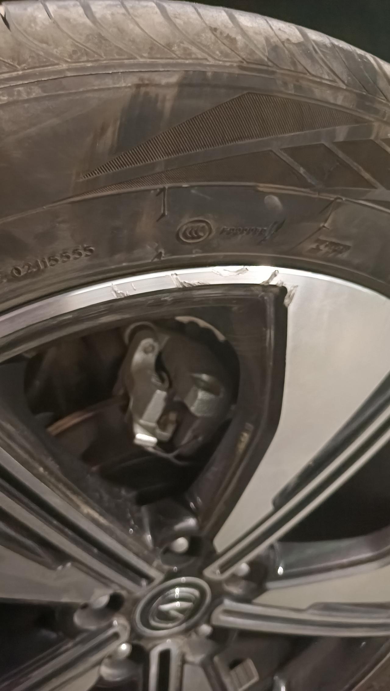 长安CS55 PLUS 各位长安车友给个建议轮磬划伤轮胎有一点小坑影响安全吗？