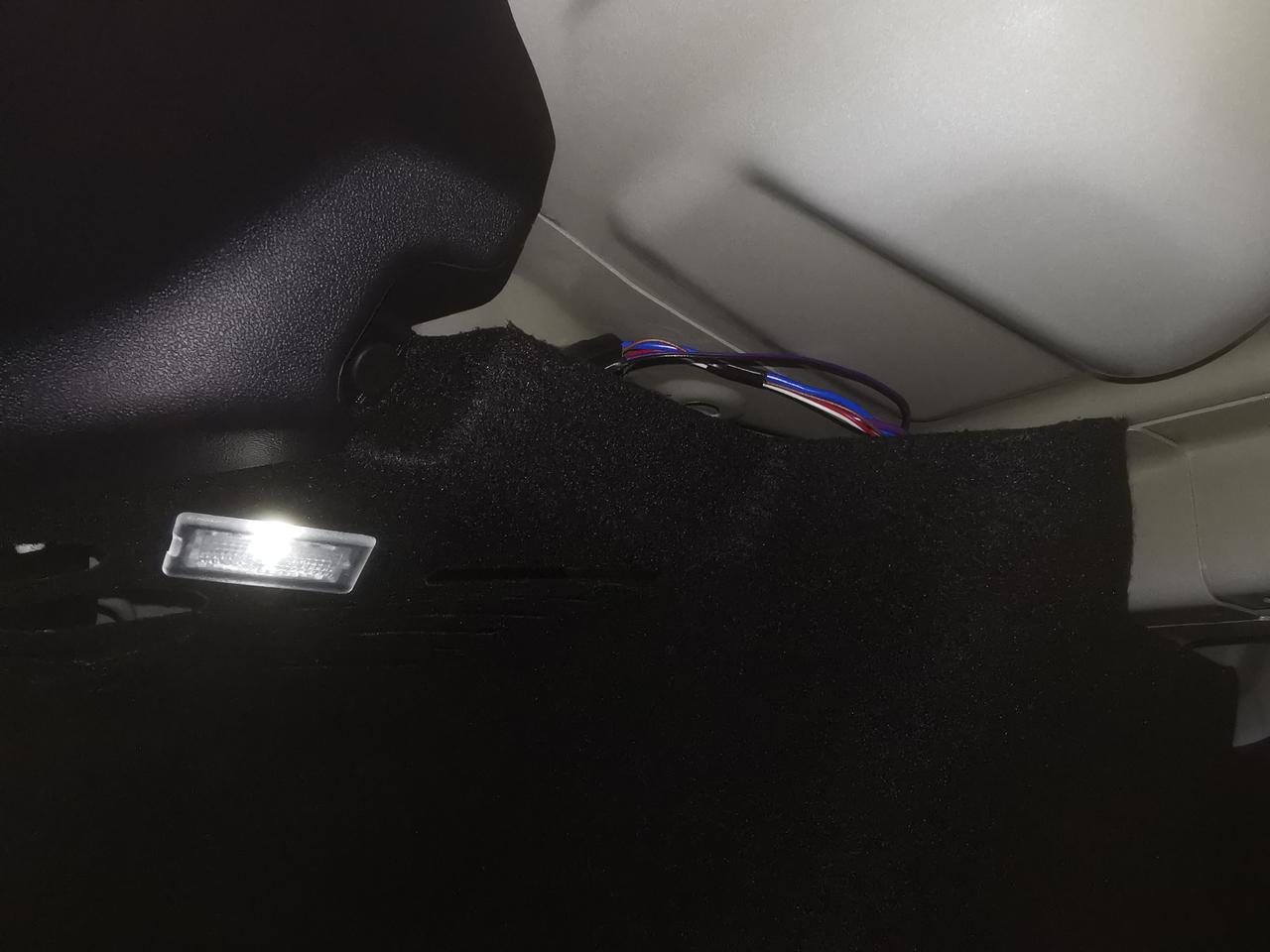 特斯拉Model 3 朋友们，model3后备箱照明灯这里电线裸露在外面，这个正常么？