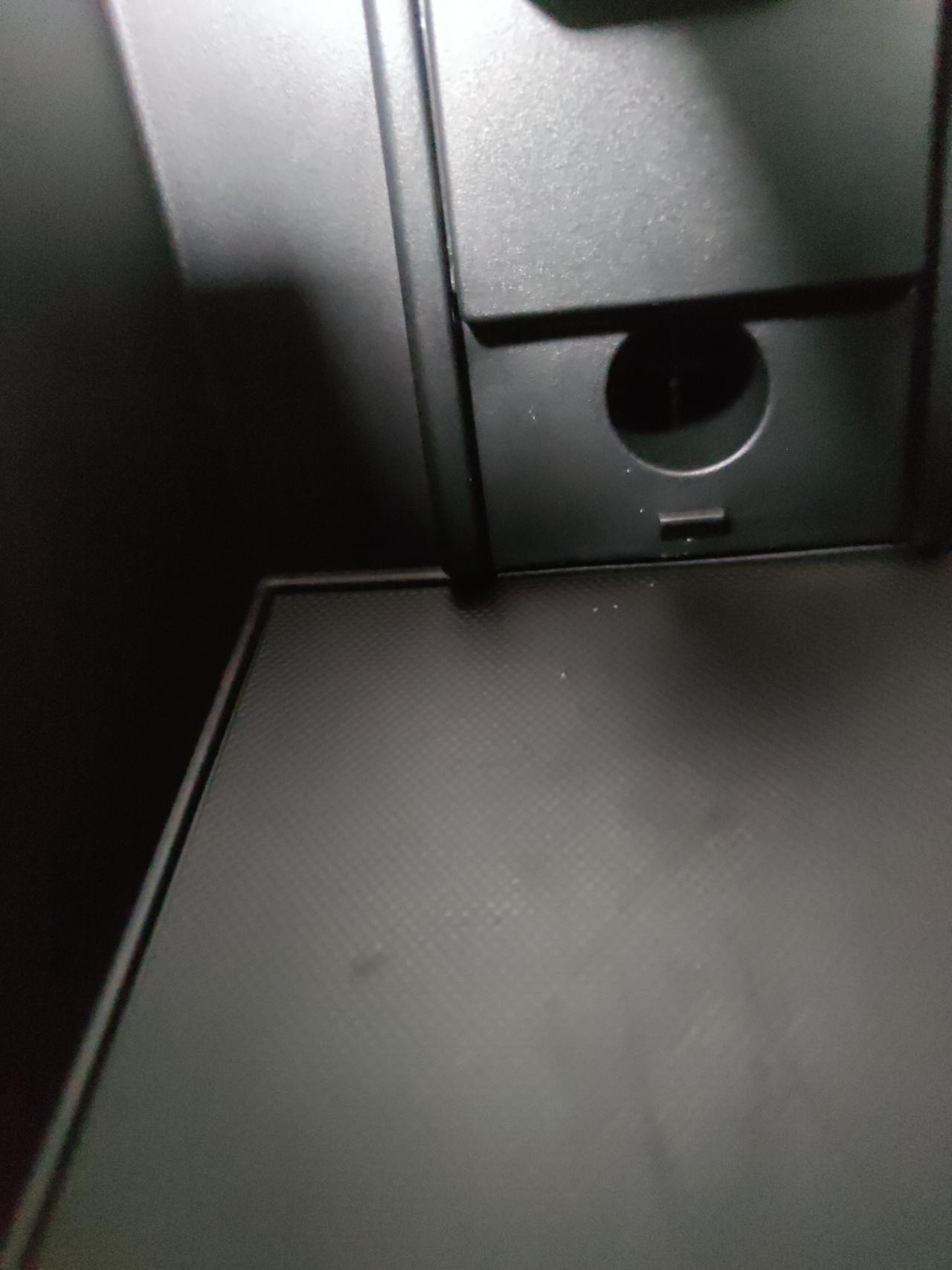 哈弗大狗 请问一下手扶箱里面这个是插车载充电器的接口吗？为什么我这个充电器插不进去？？？