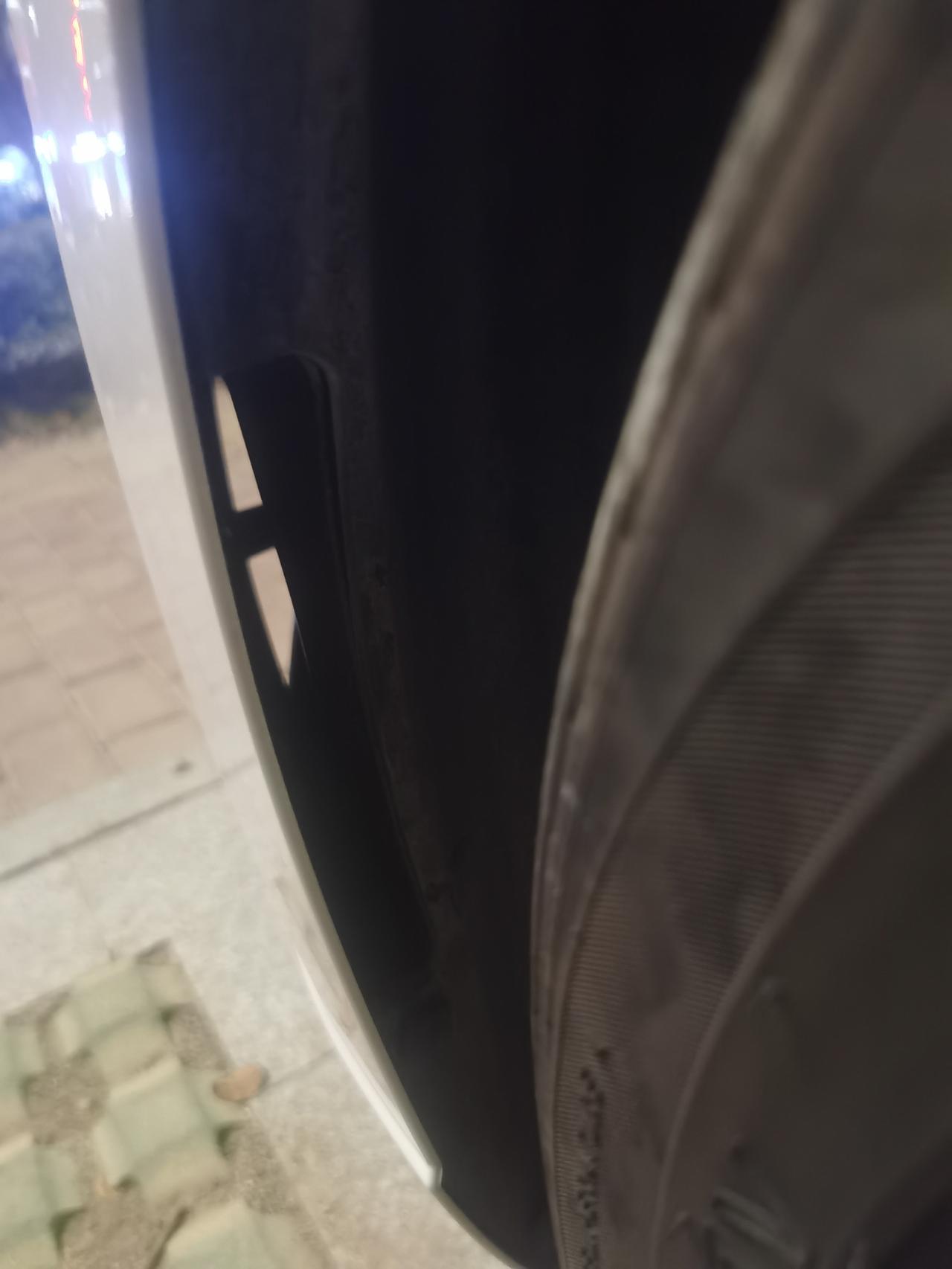 现代伊兰特 前轮这里是空的吗？