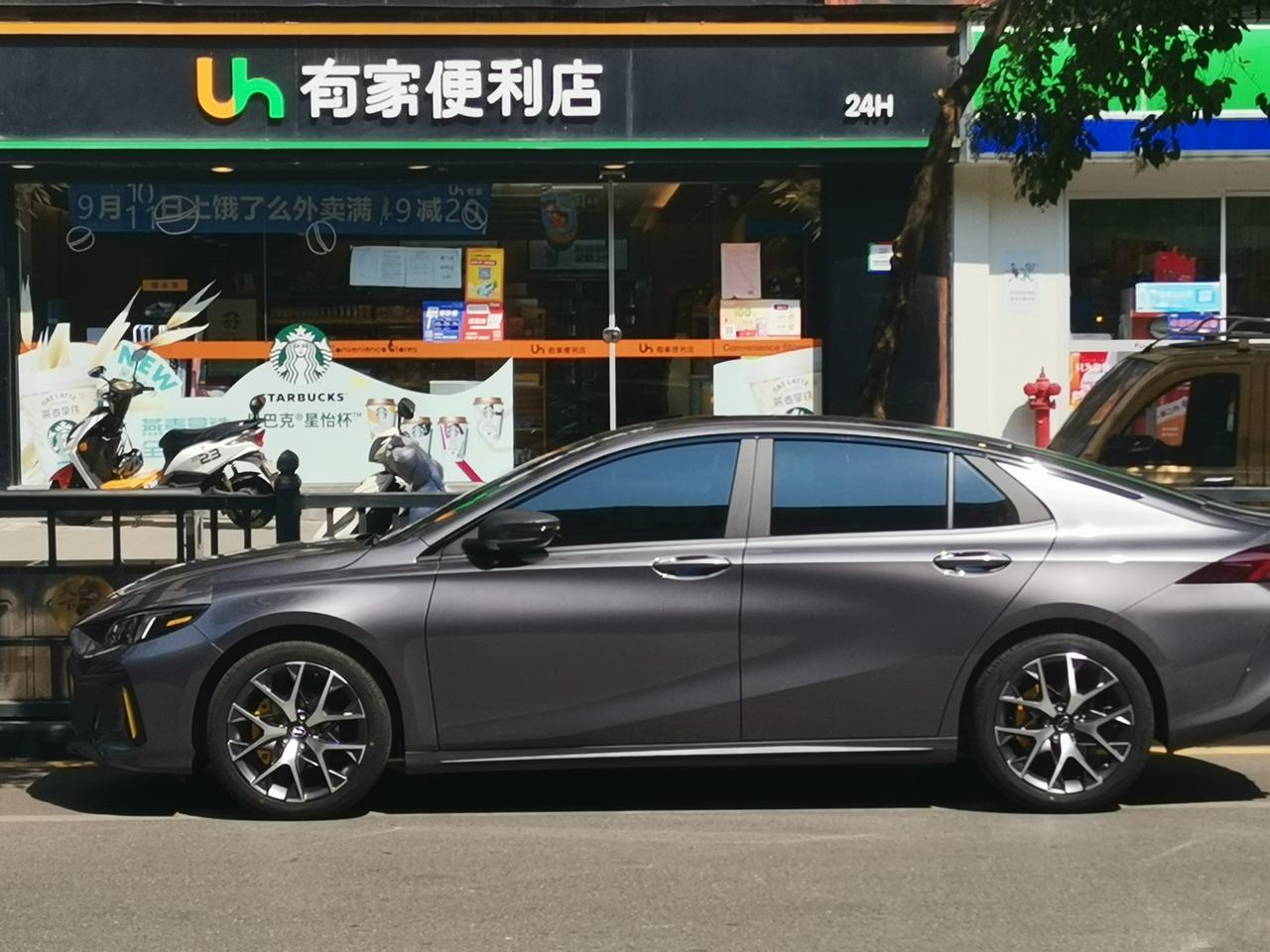 广汽传祺影豹 车顶被高空抛物砸凹陷了 4s店的话要钣金喷漆 但是感觉划不来 没有伤到漆 钣金喷漆的话就不是原漆了  有什