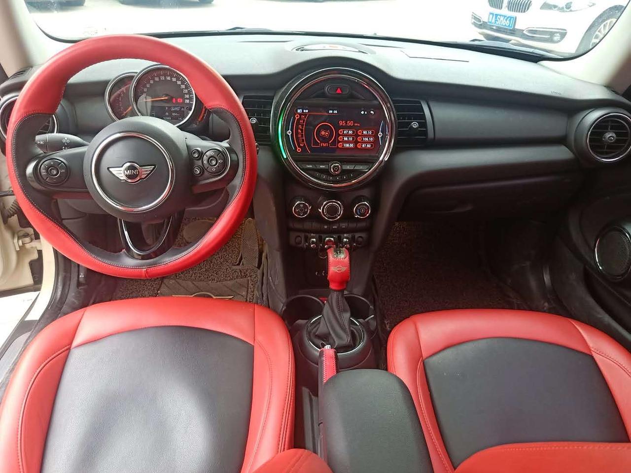 16款 1.2T MINI ONE。2017年12月上牌。3.5万公里。车况良好，有两块补漆。大概市场价所少米合适？
