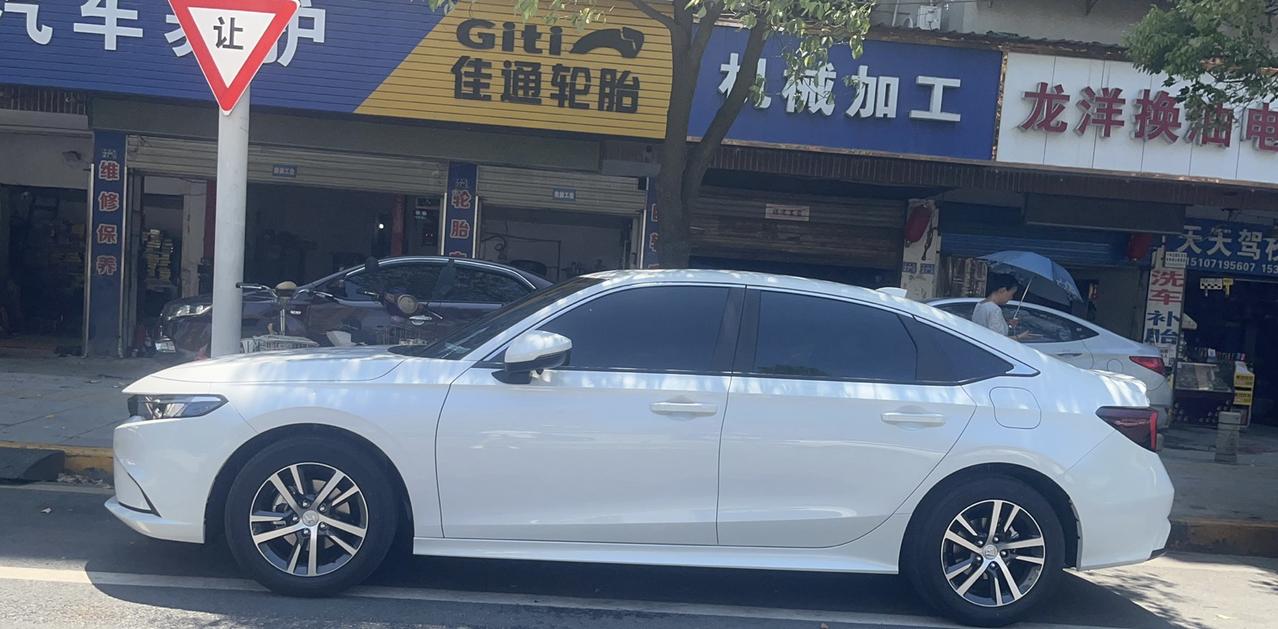 本田型格 问一下。你们发动机声音大吗？还有就是关车门的时候 有没有用用力关才行 轻关老是关不上。开车窗老是要抖一下