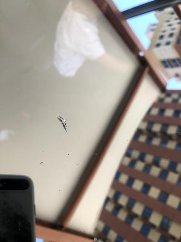 现代伊兰特 老司机们前风挡不知道啥时候被嘣了一个小口子，没有裂透，这咋整