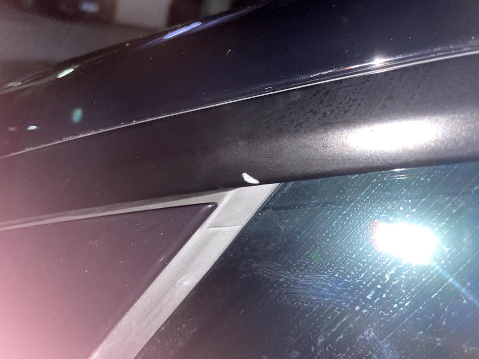 特斯拉Model 3 OTA 升级的时候开了车门，进车要关门的时候没想到之前玻璃没有降下来导致玻璃和a柱下的金属条磕碰掉